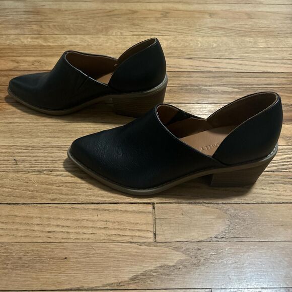 Cynthia Rowley Women's Black Slip Ons - Picture 2 of 4